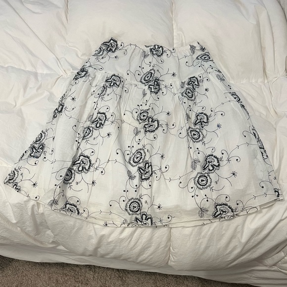 JKLA California White & Black Sequin Embroidered Women’s Skirt - Picture 2 of 3